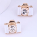 Minimalistische gouden camera oorknopjes met wit emaille en fonkelende kristallen - Witte oorknopjes