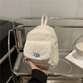Kleiner weißer Stepprucksack aus Kunstleder mit Metallverschluss und Kettenriemen - Weiß