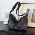 Borsa a tracolla nera moderna con texture opaca vintage e tracolla larga - Stile di base / Nero