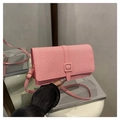 Detalle del bolso bandolera rosa con tejido trenzado y solapa rectangular con correa larga - Rosa