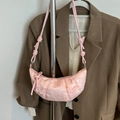 Sac bandoulière demi-lune rose avec broderie papillon et bandoulière en corde - Rose