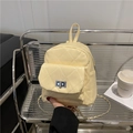 Hellgelber gesteppter Mini-Rucksack mit silbernem Drehverschluss und Kettenriemen - Gelb