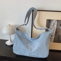 Borsa hobo azzurra con tracolla regolabile e tessuto opaco per l'uso quotidiano di tendenza - Stile di base / Blu