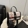 Sac bandoulière blanc à motif cerise, bordure noire et détail de breloque cerise - Noir avec pendentif