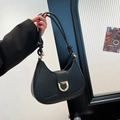 Borsa baguette minimalista in pelle nera con fibbia dorata e tracolla con dettagli a nodo - Nero