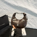 Dunkelbraune Halbmondtasche aus Öl-Wachs-Leder mit silbernen Metallkugel-Akzenten - Braun