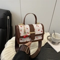 Sac bandoulière blanc imprimé cerises avec poignées marron et boucle dorée au goûter - Café avec Pendentif