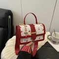 Sac à main imprimé cerises rouge et blanc avec large bandoulière et pendentif cerise - Rouge avec Pendentif