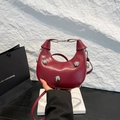 Dunkelrote Halbmond-Handtasche mit großen Silbernieten und Schultergurten - Rot