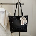 Grande borsa tote nera a motivi per donna con stampa bianca e decorazione in seta - Nero