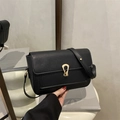 Sac à épaule en cuir grainé noir avec boucle dorée en fer à cheval de style français - Noir