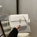 Borsa a spalla in pelle bianca martellata con fibbia a ferro di cavallo dorata retrò - Bianco