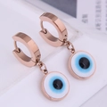 Roségoldene Evil Eye Ohrhänger aus poliertem Edelstahl auf weißem Hintergrund - Roségold
