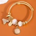 Elegantes goldenes Kabel-Charm-Armband mit Kristallbär, Sonnenanhänger und Perlen - Weiß