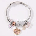 Brazalete rígido plateado con mariposa rosa, cuentas de cristal y colgantes de corazón - Rosa