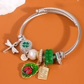 DIY Perlenarmband mit Libellen- und Marienkäfer-Anhängern auf Edelstahl-Armreif - Grün