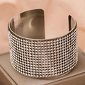 Lujoso brazalete abierto plateado con brillantes diamantes de imitación sobre satén - Plateado