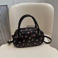 Borsa a tracolla in pelle PU nera con stampa a ciliegia e dettagli in metallo dorato - Nero