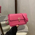 Borsa a tracolla fucsia chic con pelle testurizzata e fibbia metallica dorata unica - rosa acceso