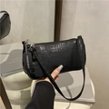Klassische schwarze Baguette-Tasche mit Krokodilprägung und silbernem Reißverschluss - Schwarz
