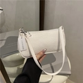 Weiße Baguette-Tasche in Krokodil-Optik mit schickem Unterarm-Design und Anhänger - Weiß