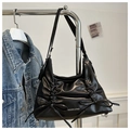 Vue détaillée du sac cabas plissé en cuir PU noir avec nœuds et lettrage logo chic - Noir