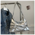 Détail du sac hobo argenté avec design plissé et nœuds décoratifs élégants - Argenté