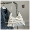 Détail du sac à bandoulière blanc plissé avec des nœuds et le logo mode imprimé - Blanc