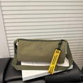 Sac bandoulière cylindrique en nylon vert olive avec ruban jaune et logo M en métal - Vert