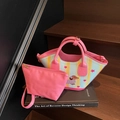 Gestreifte Dackel-Beuteltasche mit Mini-Beutel und rosa Griffen auf Holzstufen - Blau Gelb Rosa Streifen (Dackel)