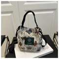 Gros plan du sac seau en jacquard à motifs papillons avec bandoulière réglable noire - Papillon Coloré (Style 6)