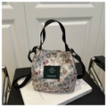 Detailansicht der ethnischen floralen Beuteltasche mit grünem Leder-Patch - Cremeweiß Floral (Modell 1)