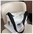 Detalle del bolso bandolera de nailon blanco con logo LUCKY FASHION y correa ajustable - Blanco