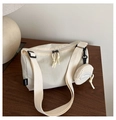 Détail d'un sac bandoulière beige avec pochette ronde et large bandoulière en tissu - Blanc