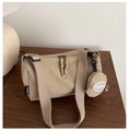 Nahaufnahme der khakifarbenen Nylon-Zylindertasche mit Minibeutel und Markenetikett - Khaki