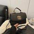Bolso cuadrado de piel negra con acolchado en V y hebilla geométrica dorada - Negro