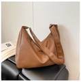 Bolso tote grande marrón con textura de cuero plisado vintage en banco negro - Caqui