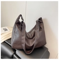 Detalle de textura de cuero PU café oscuro y correa ancha del bolso hobo grande tote - Marrón