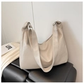 Detalle del bolso hobo beige minimalista con textura de grano de lichi de calidad - Beige