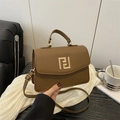 Bolso cuadrado pequeño minimalista en cuero marrón con logo dorado y detalles acolchados - Marrón