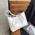 Grand sac fourre-tout blanc cassé avec nœud décoratif posé sur un banc en bois - Blanc