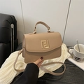 Bolso cuadrado beige minimalista con pespuntes en V y hebilla dorada - Caqui
