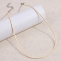 Collar de cuerda trenzada beige con cierre plateado en soporte de exhibición blanco - Beige (A03)