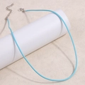 Collar de cuerda trenzada azul claro con cierre de mosquetón de plata en soporte - Azul Claro (A02)
