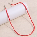 Detalle de cordón de collar trenzado rojo con cierre de mosquetón y cadena ajustable - Rojo (A04)