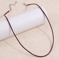 Detalle de collar de cuerda trenzada marrón rojizo con cierre de langosta y cadena de plata - Marrón Rojizo (A05)