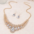 Elegante set di gioielli dorati con collana di cristalli e orecchini su pietra liscia - Bianco
