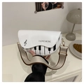 Dettaglio della borsa a sella bianca con tasti di pianoforte e tracolla in tessuto - Bianco
