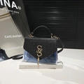 Modische Umhängetasche aus schwarzem Glitzer und blauem PVC mit goldenem S-Verschluss - Schwarz