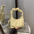 Hellgelbe Lederhandtasche mit Falten-Design, Silber-Reißverschluss und Kettenriemen - Gelb